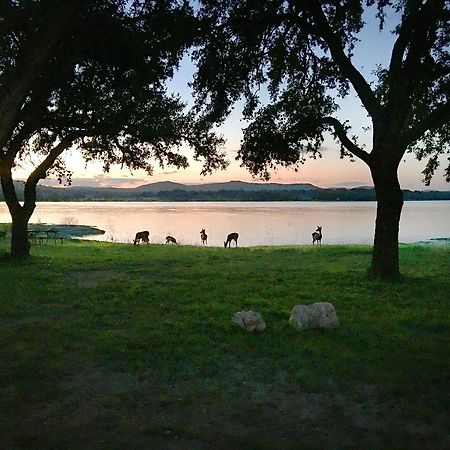 Medina Lake Camping Resort Cabin 3 Lakehills エクステリア 写真