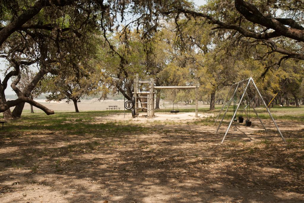 Medina Lake Camping Resort Cabin 3 Lakehills エクステリア 写真